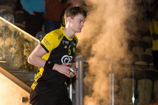 190304 Sävehofs Oskar Sunnefeldt springer in pa plan under introt innan handbollsmatchen i Handbollsligan mellan Sävehof och Alingsas den 4 mars 2019 i Partille. Copyright: MICHAELxERICHSEN BB190304MI043