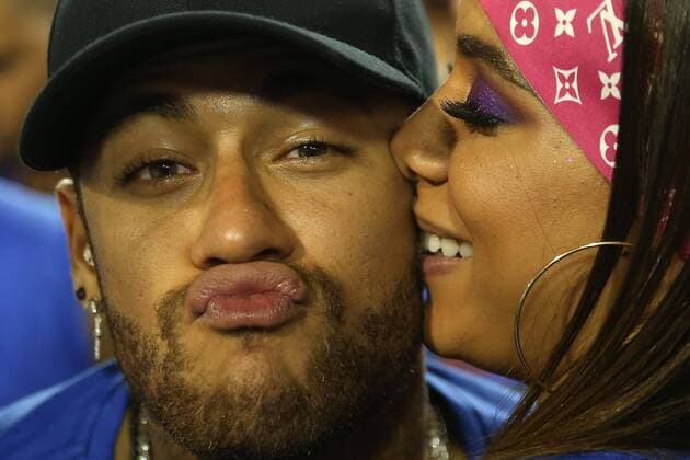 Sport Themen der Woche KW10 Sport Bilder des Tages Brazilian soccer player Neymar (L) poses with the Brazilian singer Anitta (R) during the parade of the samba school of the Vila Isabel Special Group, during the carnival celebration at the Marques de Sapucai sambadrome, in Rio de Janeiro, Brazil, 04 March 2019. Brazilian striker Neymar, authorized by the French Paris Saint-Germain to continue in Brazil the recovery process of the serious injury he suffered in February and that had already gone through the festivities in the city of Salvador, continued to enjoy the carnival on Monday, but in Rio de Janeiro samadrome. Neymar continues through the Rio Sambadrome his recovery process in Brazil !ACHTUNG: NUR REDAKTIONELLE NUTZUNG!  Copyright: xMarceloxSayaox AME2806 20190305-636873661922150197
