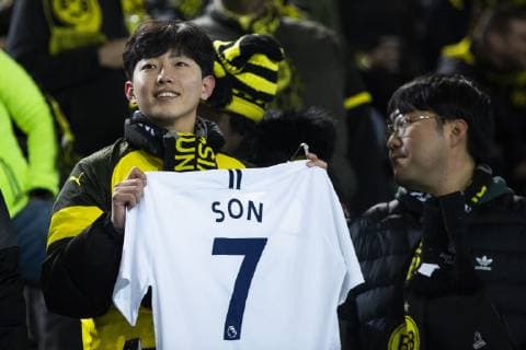 GER, UEFA CL, Borussia Dortmund vs Tottenham Hotspur 05.03.2019, Signal Iduna Park, Dortmund, GER, UEFA CL, Borussia Dortmund vs Tottenham Hotspur, UEFA REGULATIONS PROHIBIT ANY USE OF PHOTOGRAPHS AS IMAGE SEQUENCES AND OR QUASI-VIDEO im Bild picture shows: Fan mit Trikot von Heung-min Son (Tottenham 7),