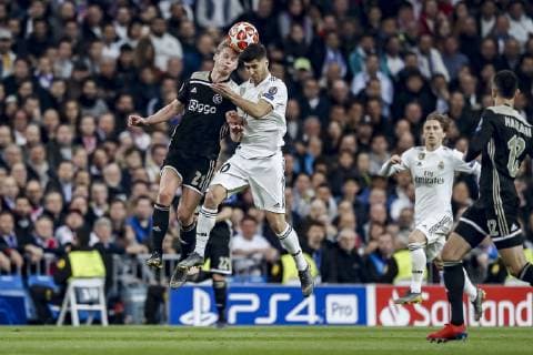 MADRID, 05-03-2019, Stadium Bernabeu, season 2018 2019 , Champions League 1 8th round second leg. Ajax player Frenkie de Jong (L) and Real Madrid player Marco Asensio (R) during the game Real Madrid - Ajax . Real Madrid - Ajax  x2901430x