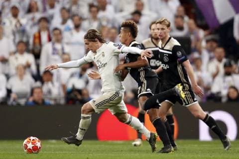 (l-r) Luka Modric of Real Madrid, David Neres of Ajax, Frenkie de Jong of Ajax during the UEFA Champions League round of 16 match between Real Madrid and Ajax Amsterdam at the Santiago Bernabeu stadium on March 05, 2019 in Madrid, Spain UEFA Champions League 2018 2019 xVIxVIxImagesx xMauricexvanxSteenxIVx 13823499