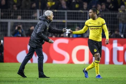 05.03.2019, xkvx, Fussball UEFA Champions League, Borussia Dortmund - Tottenham Hotspur emspor, v.l. Trainer Lucien Favre (BVB Borussia Dortmund) gibt Abdou Diallo (BVB Borussia Dortmund) einen Taktikzettel Zettel (DFL DFB REGULATIONS PROHIBIT ANY USE OF PHOTOGRAPHS as IMAGE SEQUENCES and or QUASI-VIDEO) Dortmund