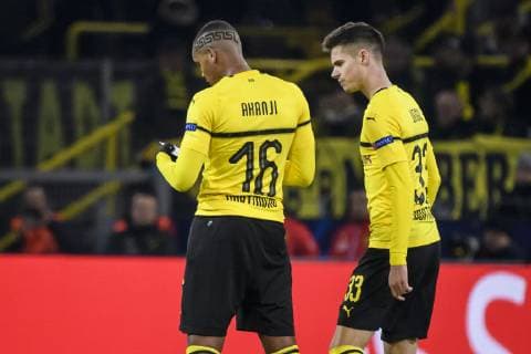 05.03.2019, xkvx, Fussball UEFA Champions League, Borussia Dortmund - Tottenham Hotspur emspor, v.l. Manuel Akanji (BVB Borussia Dortmund), Julian Weigl (BVB Borussia Dortmund) liest einen Taktikzettel Zettel (DFL DFB REGULATIONS PROHIBIT ANY USE OF PHOTOGRAPHS as IMAGE SEQUENCES and or QUASI-VIDEO) Dortmund