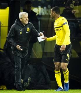 Dortmund, 05.03.2019 Trainer Lucien Favre (BvB) gibt Abdou Diallo (BvB) taktische Anweisungen auf einem Zettel mit Borussia Dortmund - Tottenham Hotspur