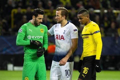 GER, UEFA CL, Borussia Dortmund vs Tottenham Hotspur 05.03.2019, Signal Iduna Park, Dortmund, GER, UEFA CL, Borussia Dortmund vs Tottenham Hotspur, UEFA REGULATIONS PROHIBIT ANY USE OF PHOTOGRAPHS AS IMAGE SEQUENCES AND OR QUASI-VIDEO im Bild picture shows: Während des Eckballs bleibt Zeit für ein kurzes Gespräch zwischen Roman Buerki (Borussia Dortmund 1) und Harry Kane (Tottenham 10),