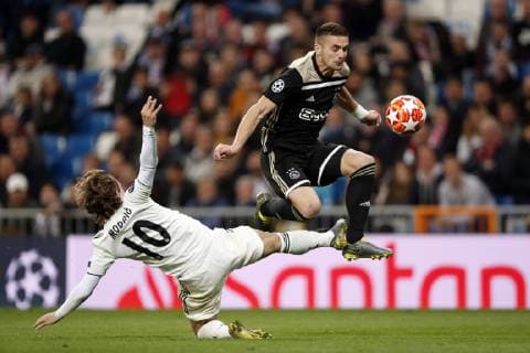 (l-r) Luka Modric of Real Madrid, Dusan Tadic of Ajax during the UEFA Champions League round of 16 match between Real Madrid and Ajax Amsterdam at the Santiago Bernabeu stadium on March 05, 2019 in Madrid, Spain UEFA Champions League 2018 2019 xVIxVIxImagesx xMauricexvanxSteenxIVx 13823705