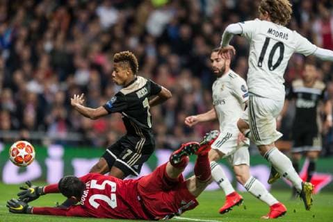 Madrid, Spain, 05.03.2019, UEFA Champions League - 2018 19 Season, Achtelfinale, Real Madrid - Ajax Amsterdam - Real Madrid, David Neres (Ajax) shoots on target to score his team s second goal 2:0 ( DeFodi531