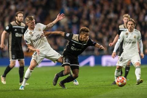Madrid, Spain, 05.03.2019, UEFA Champions League - 2018 19 Season, Achtelfinale, Real Madrid - Ajax Amsterdam - Real Madrid, Toni Kroos (Real Madrid) and David Neres (Ajax) battle for the ball ( DeFodi531
