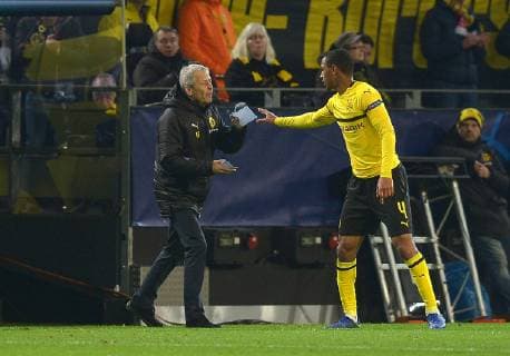 Dortmund, Germany 05.03.2019, UEFA Champions League - 2018 19 Season, Achtelfinale, BV Borussia Dortmund - Tottenham Hotspur, Trainer Lucien Favre (BVB) gibt Abdou Diallo (BVB) einen Zettel mit Anweisungen ( DeFodi521