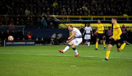 Sport Bilder des Tages Borussia Dortmund v Tottenham Hotspur UEFA Champions League Harry Kane of Tottenham Hotspur scores his team s 1st goal to make it 1-0 during the UEFA Champions League match at Signal Iduna Park, Dortmund Content Not Available For UK Newspapers Copyright: xRussellxHartx FIL-12958-0020