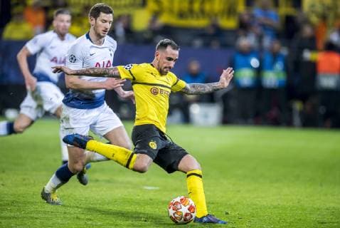 Fußball: UEFA Champions League, CL, Saison 2018 2019, Achtelfinale Rückspiel, Borussia Dortmund - Tottenham Hotspurs in Dortmund (Nordrhein-Westfalen). Tottenhams Jan Vertonghen (l.) und Dortmunds Paco Alcacer kämpfen um den Ball. UEFA REGULATIONS PROHIBIT ANY USE OF PHOTOGRAPHS AS IMAGE SEQUENCES AND OR QUASI-VIDEO. Copyright: xKirchner DavidxInderliedx