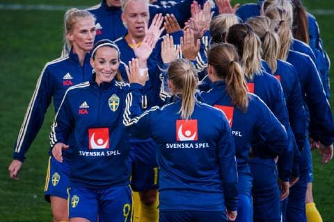 190306 Kosovare Asllani of Sweden with teammates ahead of the Algarve Cup 2019 match between Canada and Sweden on March 6, 2019 in Almancil. Photo: Ludvig Thunman BILDBYRAN kod LT 35616 Copyright: LUDVIGxTHUNMAN BB190306LT004