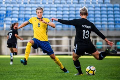 190306 Lina Hurtig of Sweden and Sophie Schmidt of Canada during the Algarve Cup 2019 match between Canada and Sweden on March 6, 2019 in Almancil. Photo: Ludvig Thunman BILDBYRAN kod LT 35616 Copyright: LUDVIGxTHUNMAN BB190306LT019