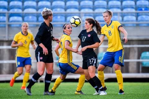 190306 Kosovare Asllani of Sweden and Jessie Fleming of Canada during the Algarve Cup 2019 match between Canada and Sweden on March 6, 2019 in Almancil. Photo: Ludvig Thunman BILDBYRAN kod LT 35616 Copyright: LUDVIGxTHUNMAN BB190306LT028