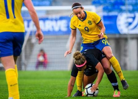 190306 Kosovare Asllani of Sweden and Desiree Scott of Canada during the Algarve Cup 2019 match between Canada and Sweden on March 6, 2019 in Almancil. Photo: Ludvig Thunman BILDBYRAN kod LT 35616 Copyright: LUDVIGxTHUNMAN BB190306LT039