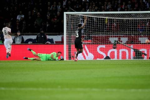 Paris, France, 06.03.2019, UEFA Champions League - 2018 19 Season, Round of 16, 2nd leg, Achtelfinale, Paris Saint-Germain - Manchester United ManU Romelu Lukaku (MNU) erzielt das 1:2 Torwart Gianluigi Buffon (PSG) und Presnel Kimpembe (PSG) ( DeFodi541