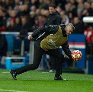 Paris Saint-Germain v Manchester United ManU UEFA Champions League Manchester United manager Ole Gunnar Solskjaer catches the ball during the UEFA Champions League match at Parc des Princes, Paris Content Not Available For UK Newspapers Copyright: xRussellxHartx FIL-12959-0023