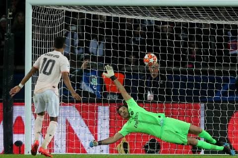 Paris, France, 06.03.2019, UEFA Champions League - 2018 19 Season, Round of 16, 2nd leg, Achtelfinale, Paris Saint-Germain - Manchester United ManU Marcus Rashford (MNU) mit dem Tor zum 1:3 gegen Torwart Gianluigi Buffon (PSG) ( DeFodi541