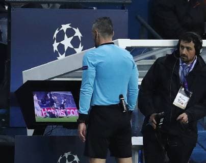 Referee Damir Skomina awards Manchester United ManU a penalty during the UEFA Champions League Round of Sixteen match at the Parc des Princes Stadium, Paris. Picture date: 6th March 2019. Picture credit should read: David Klein Sportimage EDITORIAL USE ONLY. No use with unauthorised audio, video, data, fixture lists, club league logos or live services. Online in-match use limited to 120 images, no video emulation. No use in betting, games or single club league player publications. _K2I7541.JPG