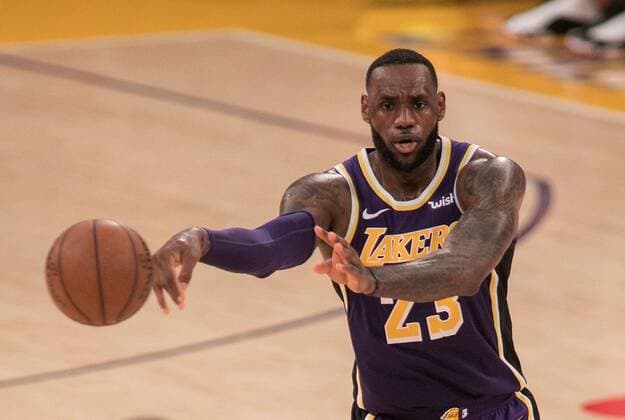 NBA, LeBron James überholt Michael Jordan in All-Time-Scoring Liste March 6, 2019 - Los Angeles, California, U.S - LeBron James 23 of the Los Angeles Lakers looks to pass during their NBA Basketball Herren USA game with the Denver Nuggets on Wednesday March 6, 2019 at the Staples Center in Los Angeles, California. James moved past Michael Jordan for fourth place on the NBA career scoring list. Lakers lose to Nuggets, 115-99. JAVIER ROJAS PI Lakers lose to Nuggets, 115-99 - ZUMAp124 20190306_zaa_p124_007 Copyright: xJavierxRojasx