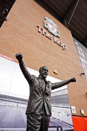 19.02.2019, Fussball UEFA Champions League 2018 2019, Achtelfinale, FC Liverpool - FC Bayern München, Anfield Stadium in Liverpool (England), Das Stadion in der Aussenansicht. Statue des Legendären Ex-Trainer von Liverpool, Bill Shankly, vor der Stehtribüne The KOP .
