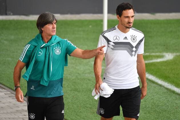 Bundestrainer Joachim Jogi LOEW,L¦W (GER),Gestik,zeigt,zeigen,Fingerzeig, re.Matts HUMMELS . Fussball,Training der deutschen Fussball Nationalmannschaft am 04.09..2018 in Muenchen FC Bayern Campus