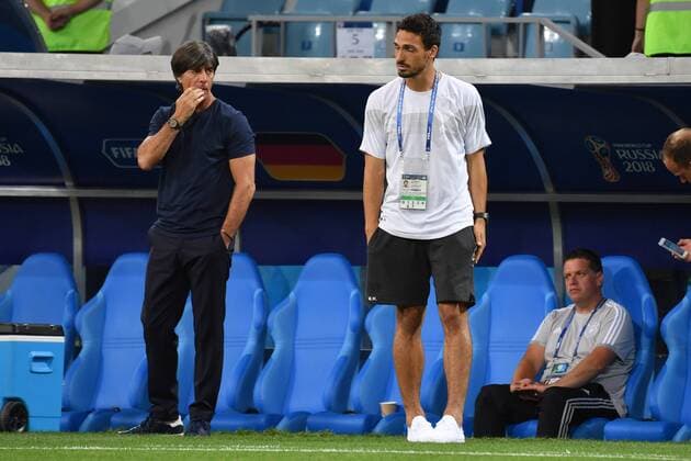 Bundestrainer Joachim Jogi LOEW,L¦W (GER) mit dem verletzen Matts HUMMELS (GER) vor Spielbeginn. Deutschland (GER)-Schweden (SWE) 2-1, Vorrunde, Gruppe F, Spiel 27, am 23.06.2018 in SOTSCHI,Fisht Olymipic Stadium. Fussball Weltmeisterschaft 2018 in Russland vom 14.06. - 15.07.2018. Â