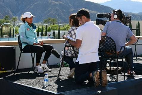 INDIAN WELLS, CA - MARCH 07: WTA Tennis Damen tennis player Naomi Osaka (JPN) does an interview with NHK television on March 7, 2019 at the Indian Wells Tennis Garden in Indian Wells, CA. (Photo by John Cordes Icon Sportswire) TENNIS: MAR 07 BNP Paribas Open Icon506190307057