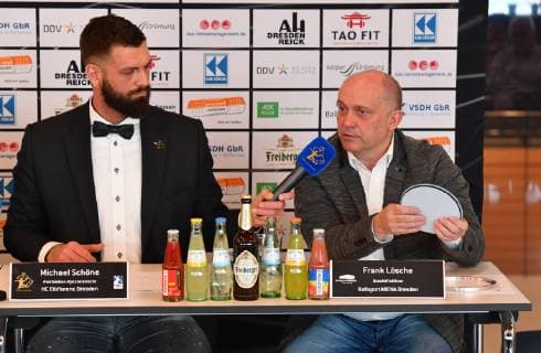 von rechts: Frank Lösche zeigt einen der Bodendeckel, daneben: Michael Schöne, Pressekonferenz wegen des Urteils nach dem Spielabbruch HC Elbflorenz Dresden gegen , Handball, 2. Liga der Männer, 2. Bundesliga, Saison 2018 2019, Dresden, BallsportARENA Dresden,