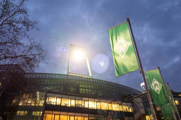 1. Fußball Bundesliga 25. Spieltag am 8.3.2019 zwischen dem SV Werder Bremen und Schalke 04 Weserstadion von außen mit Flutlicht. Sportstätte DFL regulations prohibit any use of photographs as image sequences and or quasi-video. Weserstadion