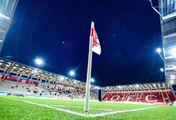 Fußball, Stadiongeschichte Kickers Offenbach 08.03.2019, xpsx, Fussball Regionalliga Suedwest, Kickers Offenbach - SC Hessen Dreieich v.l. stadion uebersicht flutlicht eckfahne platz spielfeld linien sparda hessen bank stadion (DFL DFB REGULATIONS PROHIBIT ANY USE OF PHOTOGRAPHS as IMAGE SEQUENCES and or QUASI-VIDEO) Offenbach Hessen Deutschland (DEU)