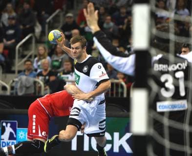 Handball-Länderspiel in Düsseldorf: Deutschland - Schweiz 09.03.2019. Fabian Böhm (Deut.) Aktion vor dem schweizer Tor.
