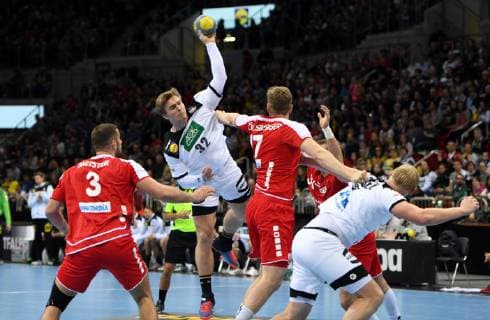 Handball-Länderspiel in Düsseldorf: Deutschland - Schweiz 09.03.2019. Franz Semper (Deut.) wirft vor Lucas Meister (li.) undSamuel Röthlisberger (beide Schweiz). Ganz rechts duckt sich Patrick Wiencek (Deut.) weg.