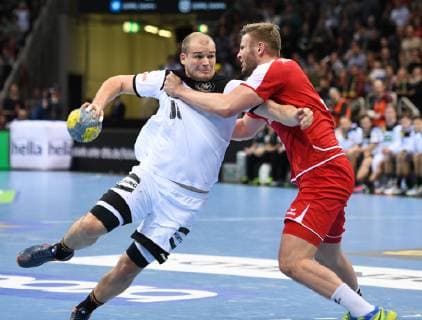 Handball-Länderspiel in Düsseldorf: Deutschland - Schweiz 09.03.2019. Paul Drux (Deut.) versucht an Samuel Röthlisberger (Schweiz) vorbei zu kommen.