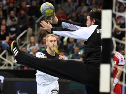 Handball-Länderspiel in Düsseldorf: Deutschland - Schweiz 09.03.2019. Matthias Musche (Deut.) beim Torwurf gegen Tw. Bringolf (Schweiz).