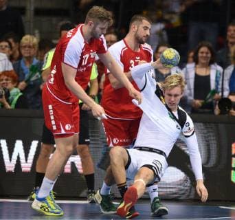 Handball-Länderspiel in Düsseldorf: Deutschland - Schweiz 09.03.2019. Marian Michalczik (Deut.) wird von Röthlisberger (li.) und Meister (Beide Schweiz) zu Fall gebracht.