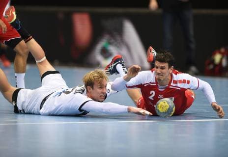 Sport Bilder des Tages Handball-Länderspiel in Düsseldorf: Deutschland - Schweiz 09.03.2019. Marian Michalczik (Deut. li.) und Andy Schmid (Schweiz) versuchen an den Ball zu kommen.