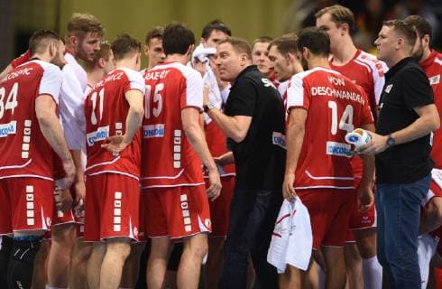 Handball-Länderspiel in Düsseldorf: Deutschland - Schweiz 09.03.2019. Trainer Michael Suter (Schweiz) inmitten der Spieler bei einer Auszeit.