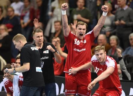 Handball-Länderspiel in Düsseldorf: Deutschland - Schweiz 09.03.2019. Jubel Schweizer Bank. Re: Philip Novak (36) und Samuel Röthlisberger (17). Li: Trainer Suter und Gysin.