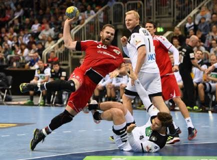 Handball-Länderspiel in Düsseldorf: Deutschland - Schweiz 09.03.2019. Alen Milosevic (Schweiz) setzt sich am Wurfkreis gegen James Golla (am Boden) durch. Hinten: Patrick Wiencek (beide Deut.).