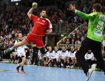 Handball-Länderspiel in Düsseldorf: Deutschland - Schweiz 09.03.2019. Lucas Meister (Schweiz) kommt frei zum Wurf gegen Tw. Christoph Rudeck (Deut.).