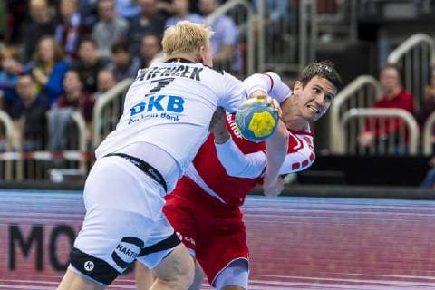 Düsseldorf, Deutschland 09. März 2019: Handball DHB Männer Laenderspiel - 18 19 - Deutschland vs. Schweiz v. li. im Zweikampf Patrick Wiencek (Deutschland THW Kiel) und Andy Schmid (Schweiz Rhein-Neckar L?wen) Düsseldorf ISS Dome Nordrhein-Westfalen Deutschland