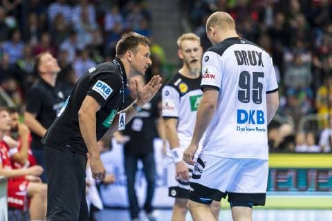 Düsseldorf, Deutschland 09. März 2019: Handball DHB Männer Laenderspiel - 18 19 - Deutschland vs. Schweiz v.li. Trainer Christian Prokop (Deutschland) Paul Drux (Deutschland Fuechse Berlin) im Gespräch Düsseldorf ISS Dome Nordrhein-Westfalen Deutschland