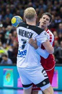Düsseldorf, Deutschland 09. März 2019: Handball DHB Männer Laenderspiel - 18 19 - Deutschland vs. Schweiz v.li. Patrick Wiencek (Deutschland THW Kiel), Andy Schmid (Schweiz Rhein-Neckar L?wen) Düsseldorf ISS Dome Nordrhein-Westfalen Deutschland