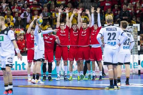 Düsseldorf, Deutschland 09. März 2019: Handball DHB Männer Laenderspiel - 18 19 - Deutschland vs. Schweiz Hendrik Pekeler (Deutschland THW Kiel) beim Wurf gegen die Schweizer Abwehr Düsseldorf ISS Dome Nordrhein-Westfalen Deutschland
