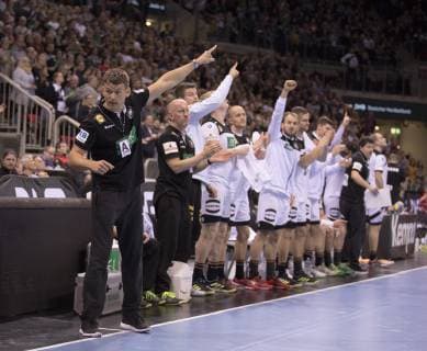 Handballländerspiel Deutschland vs. Schweiz Deutschland - Schweiz 27 : 29 Handball Länderspiel in Düsseldorf, Trainer Christian Prokop protestiert.