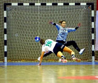 Diana Sabljak (Kirchhof) überwindet Torhüterin Ela Szott (Zwickau) Handball Frauen 2.Liga 2018 19 BSV Sachsen Zwickau - SG 09 Kirchhof am 9.3.2019 BSV Sachsen Zwickau - SG 09 Kirchhof