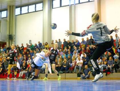 Dionne Visser (Kirchhof) überwindet Torhüterin Ela Szott (Zwickau) Handball Frauen 2.Liga 2018 19 BSV Sachsen Zwickau - SG 09 Kirchhof am 9.3.2019 BSV Sachsen Zwickau - SG 09 Kirchhof