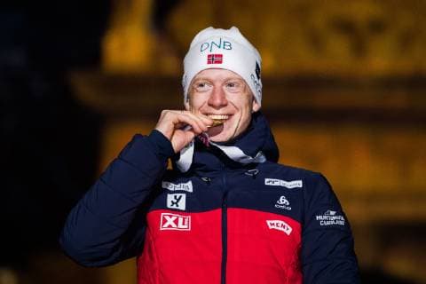 Biathlon, WM Östersund, 10km Sprint Herren, Siegerehrung 190309 Johannes Thingnes Bö of Norway celebrates with his golden medal at the medal ceremony for the Men s 10 KM sprint during the IBU World Championships Biathlon on March 9, 2019 in Östersund. Photo: Petter Arvidson BILDBYRAN kod PA 92253 Copyright: PETTERxARVIDSON BB190309PA231