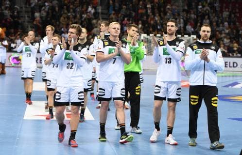 Handball-Länderspiel in Düsseldorf: Deutschland - Schweiz 09.03.2019. Die Deutsche Mannschaft bedankt sich bei den Düsseldorfer Fans. V.L: Semper (32), Wiencek (7), Tw. Rudeck (hinten), Pekeler (13) und Tw. Wolf.